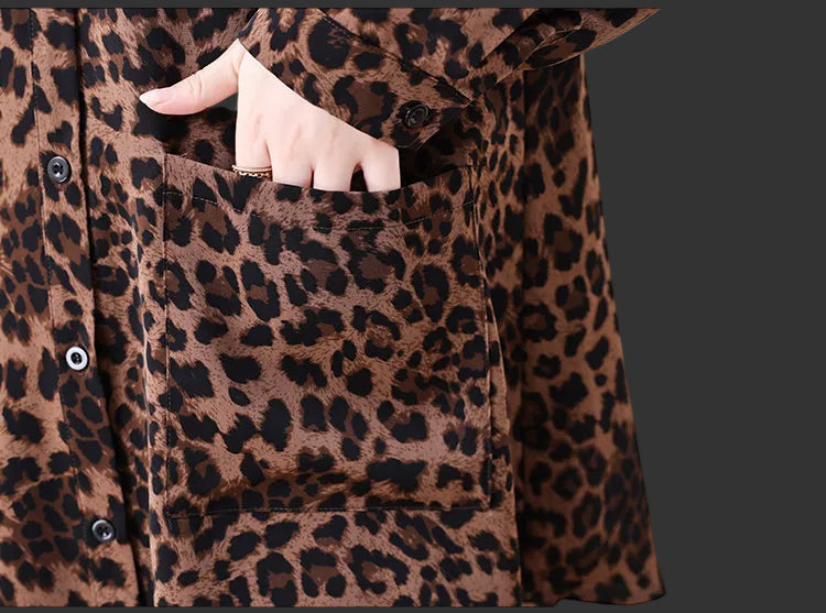 レオパード柄シャツブラウスのポケット部分のアップ
