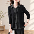 黒ジレベストとストライプシャツのレイヤードセット着用正面（前開き）